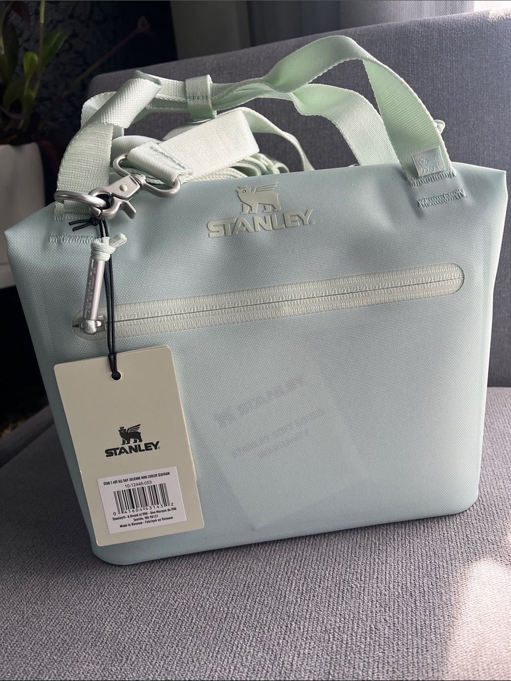 NWT. Stanley Seafoam Mint Green Insulated Tote 7.4Q with strap